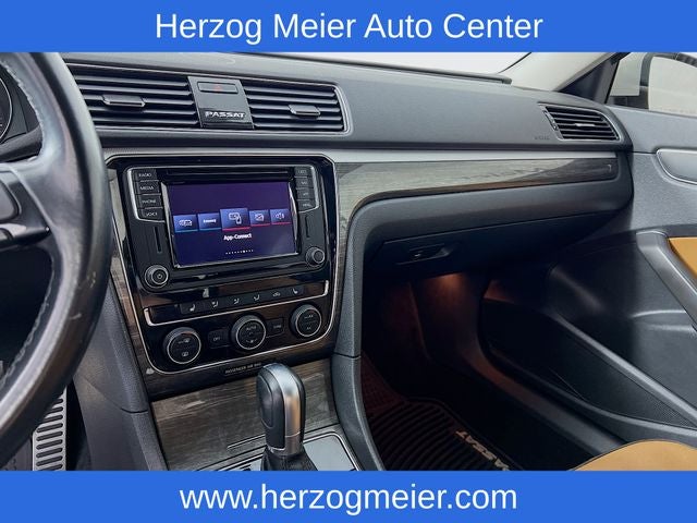2018 Volkswagen Passat 2.0T SEL Premium
