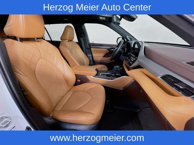 2022 Toyota Highlander Hybrid Platinum