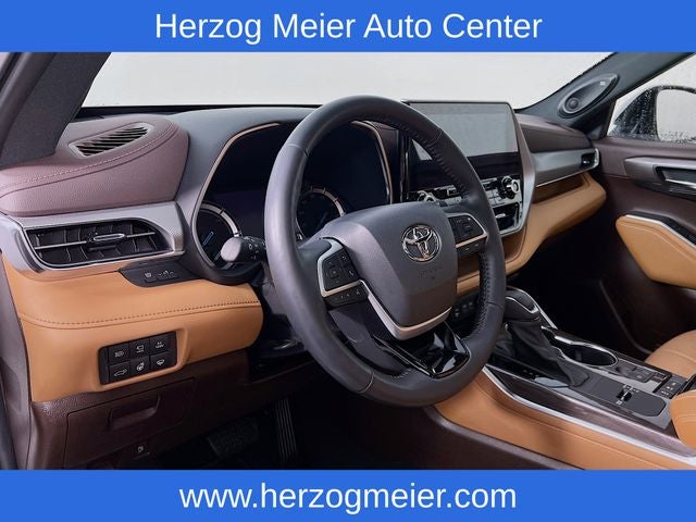 2022 Toyota Highlander Hybrid Platinum