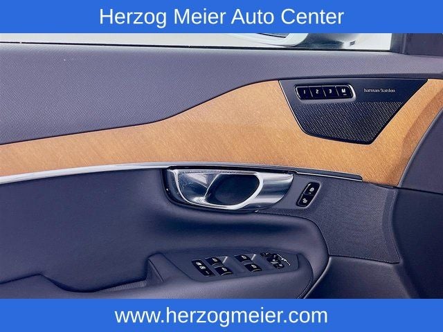 2025 Volvo XC90 B6 Plus 7-Seater