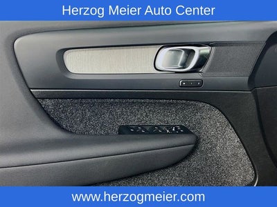 2025 Volvo XC40 B5 Plus Bright Theme