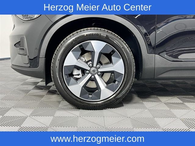 2025 Volvo XC40 B5 Plus Bright Theme