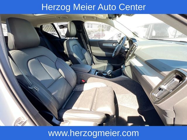 2025 Volvo XC40 B5 Plus Bright Theme