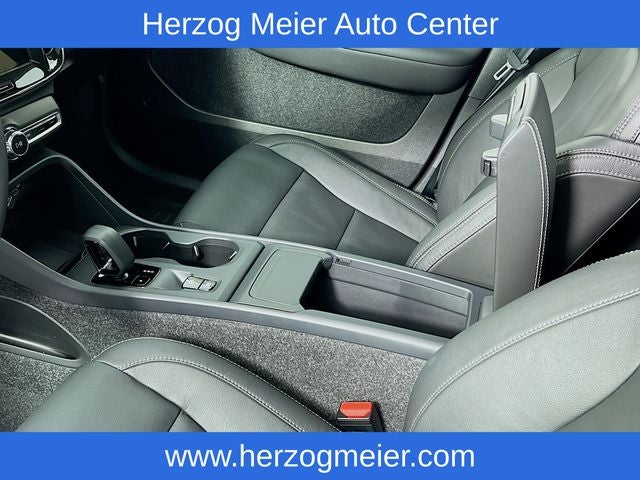 2025 Volvo XC40 B5 Core