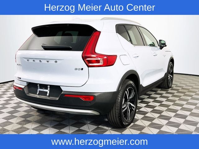 2025 Volvo XC40 B5 Core
