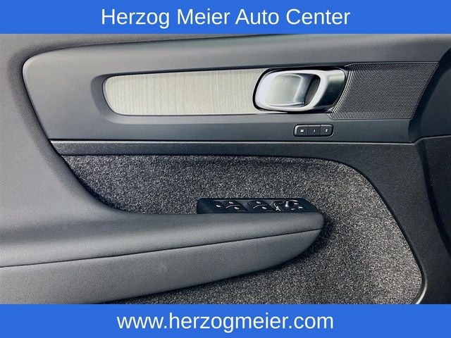 2025 Volvo XC40 B5 Core