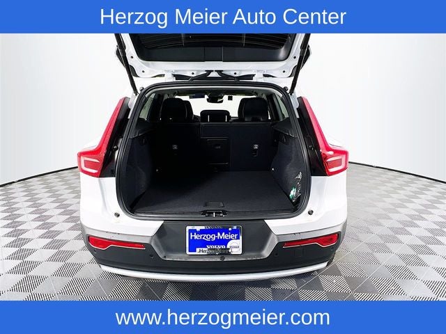 2025 Volvo XC40 B5 Core