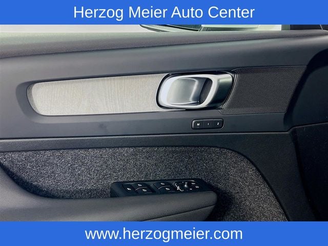 2025 Volvo XC40 B5 Core