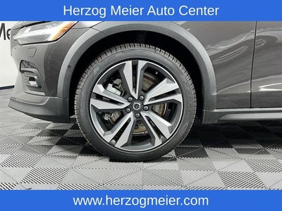 2025 Volvo V60 Cross Country B5 Plus