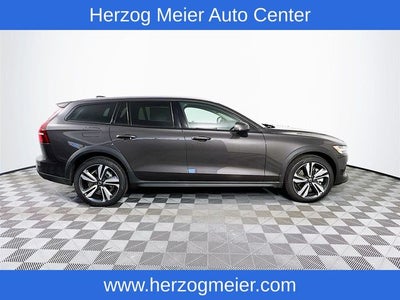 2025 Volvo V60 Cross Country B5 Plus