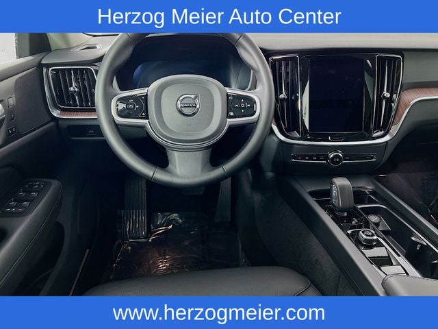 2025 Volvo V60 Cross Country B5 Plus