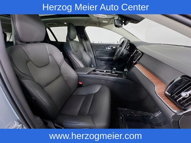 2025 Volvo V60 Cross Country B5 Plus