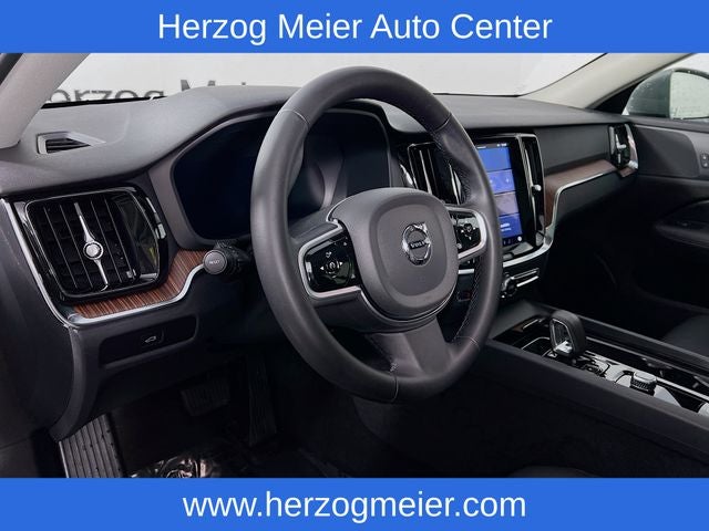 2025 Volvo V60 Cross Country B5 Plus